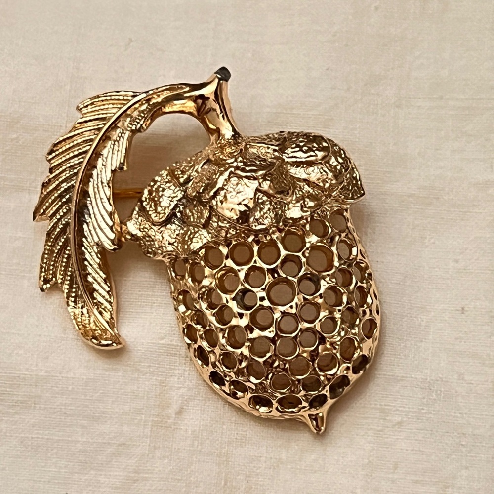 Vintage 1970s Sarah Coventry "Golden Acorn" brooch